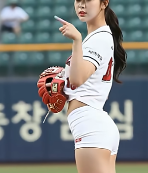 강속구를 던지는 신인배우 최수빈의 시구