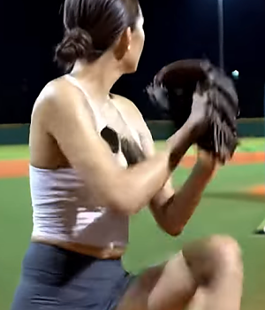 야구 여신이라 불릴만하네…. 방송 끝나고 야구장 가서 피칭하는 스포츠 아나운서... 이 정도면 찐?