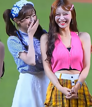 이주은과 이아영이 즐거운 시간을 보내고 있다