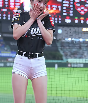 총알같이 가까이 날라오는 파울타구에 깜놀하는 이금주 치어리더