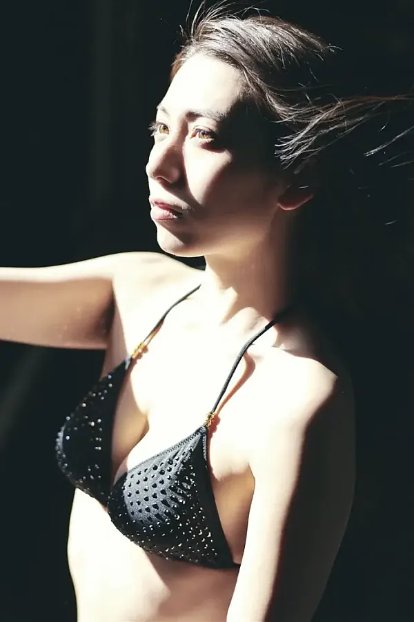 사토 아이리, FRIDAY 디지털 사진집 「신주쿠 로널리네스」 1권