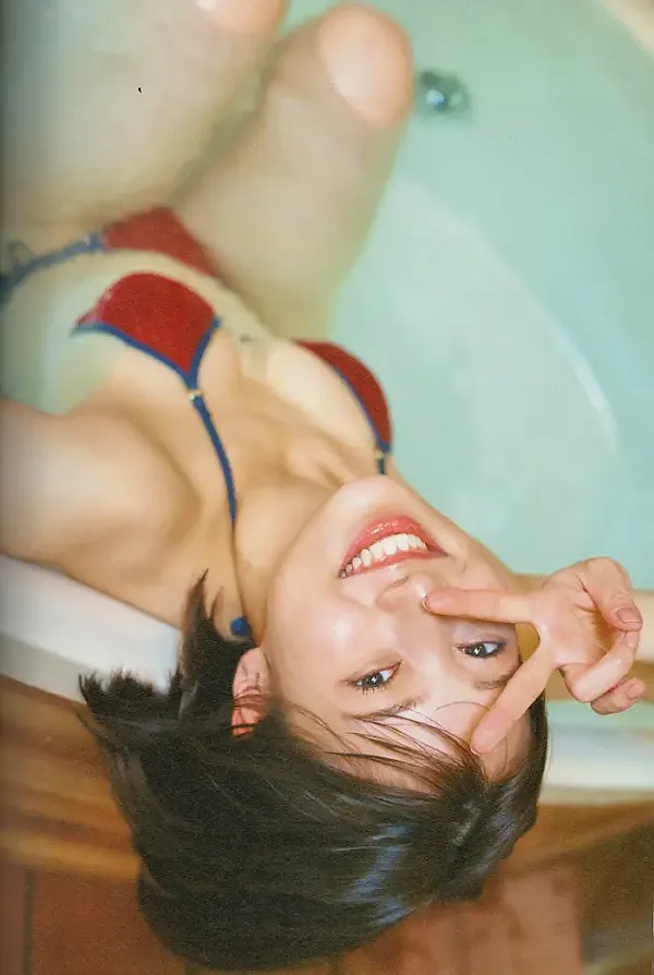 아베 와카나, 첫 번째 사진집 「사랑받을 예감」 Set.03